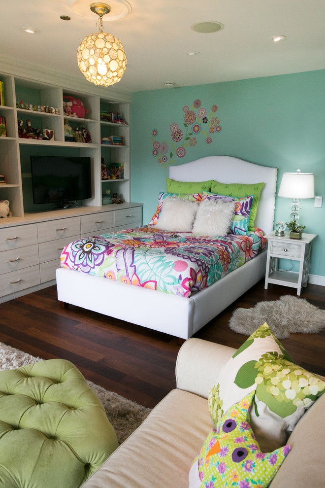 На фото: маленькая спальня в стиле шебби-шик с зелеными стенами и паркетным полом среднего тона для на участке и в саду с