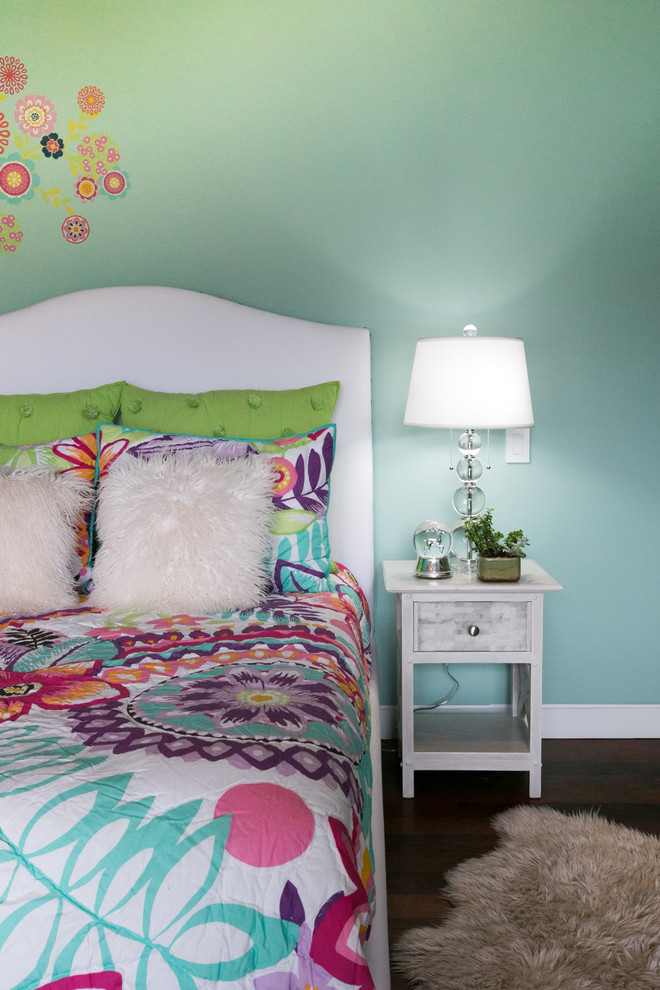 Diseño de dormitorio romántico pequeño con paredes verdes y suelo de madera en tonos medios