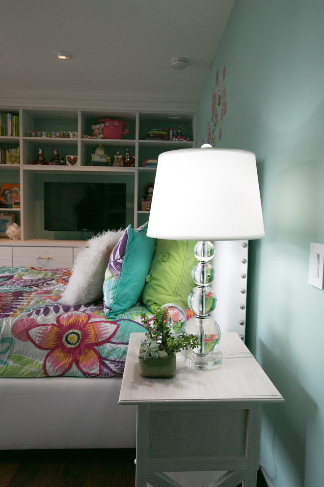 Idéer för att renovera ett litet shabby chic-inspirerat sovrum, med gröna väggar och mellanmörkt trägolv