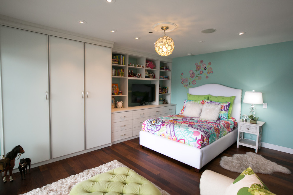Foto de dormitorio romántico pequeño con paredes verdes y suelo de madera en tonos medios