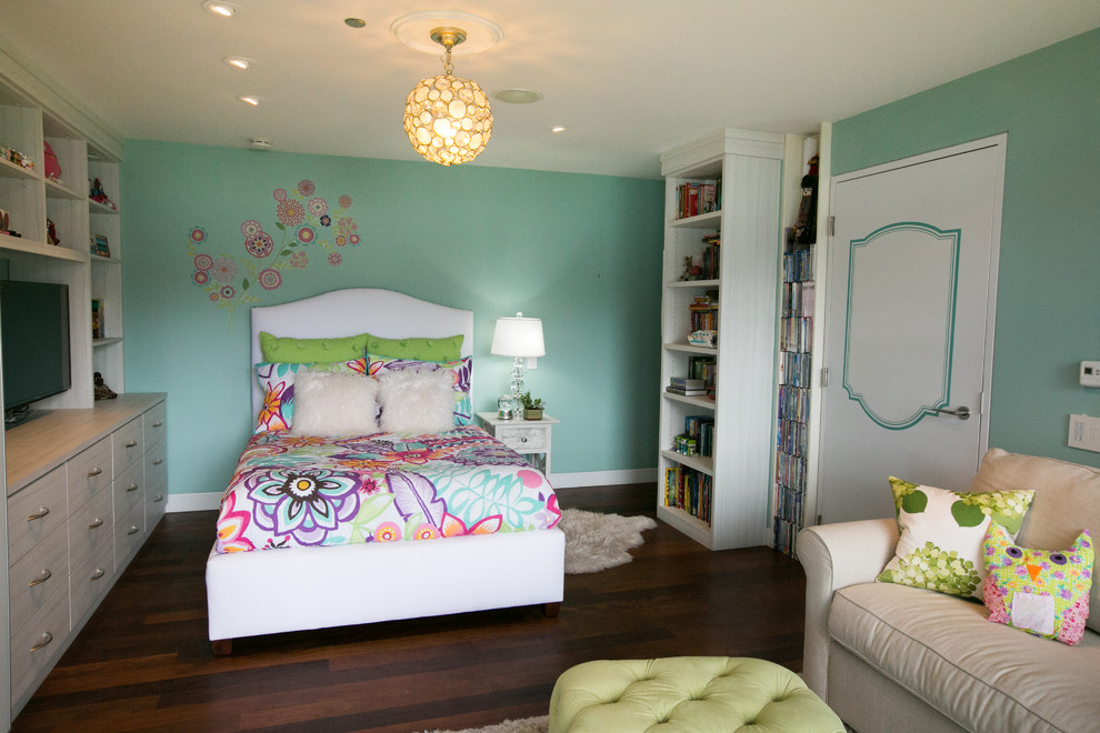 Kleines Shabby-Style Schlafzimmer mit grüner Wandfarbe und braunem Holzboden in San Francisco