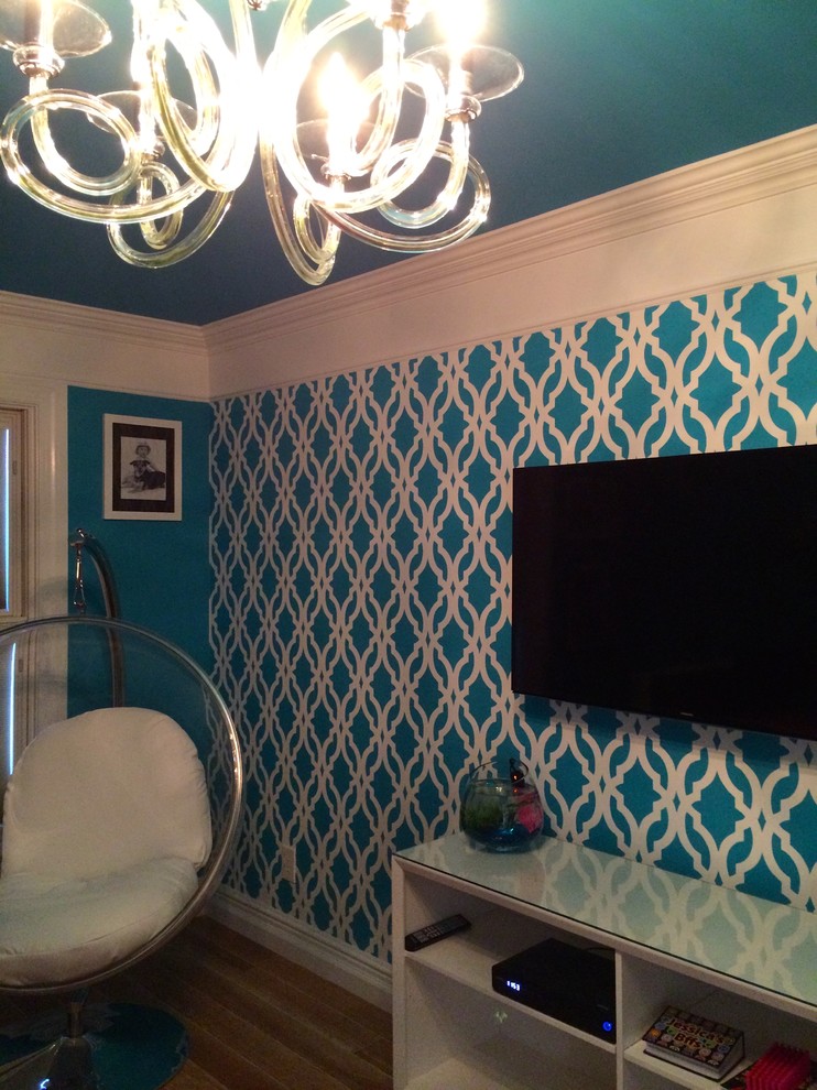 Foto på ett mellanstort funkis sovrum, med ljust trägolv och flerfärgade väggar