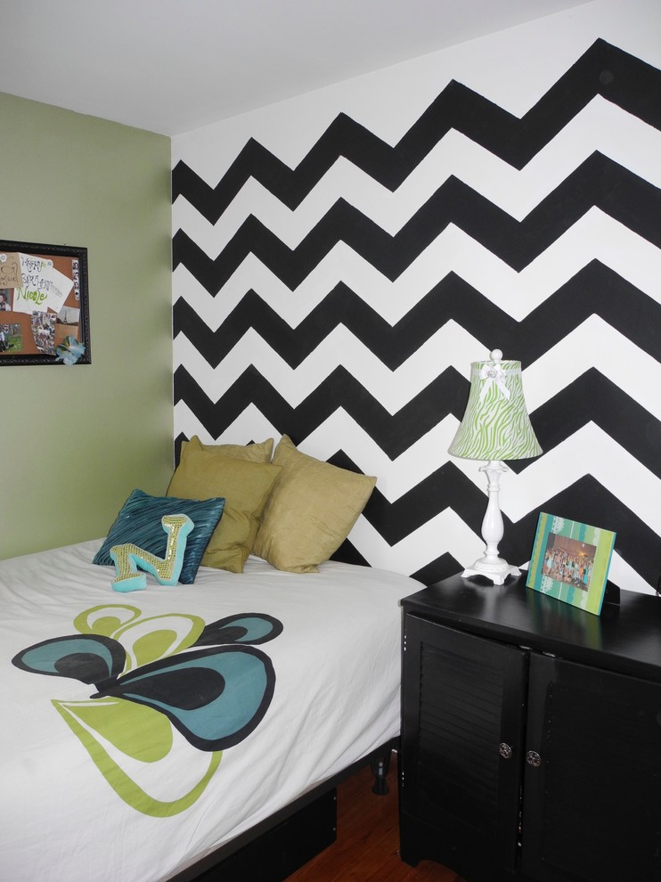 Inspiration pour une chambre minimaliste de taille moyenne avec un mur vert, parquet clair et aucune cheminée.