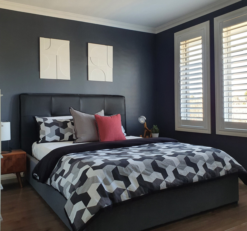 Стильный дизайн: маленькая спальня в современном стиле с серыми стенами, полом из ламината и серым полом для на участке и в саду - последний тренд