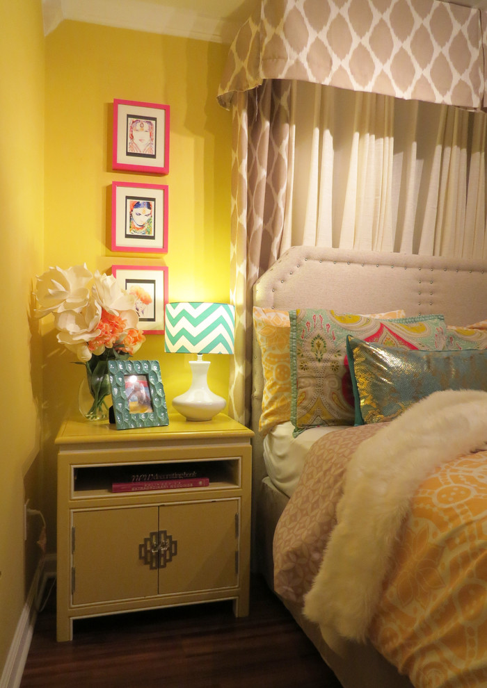 На фото: спальня среднего размера на антресоли в стиле фьюжн с желтыми стенами и паркетным полом среднего тона