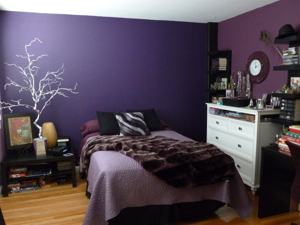 На фото: хозяйская спальня среднего размера в современном стиле с фиолетовыми стенами и паркетным полом среднего тона без камина