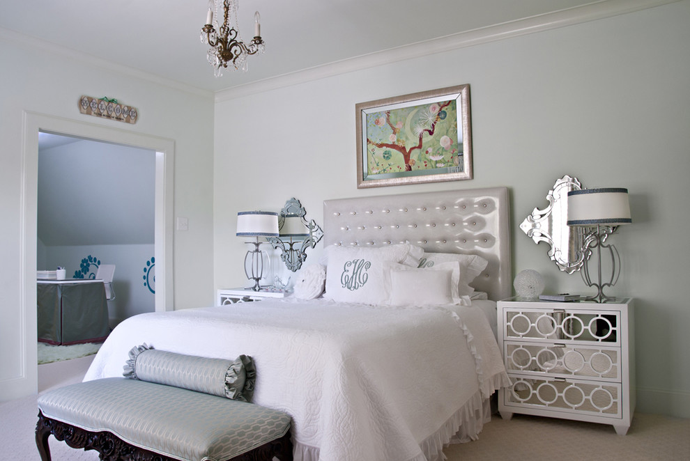 Foto de habitación de invitados tradicional con paredes blancas y moqueta
