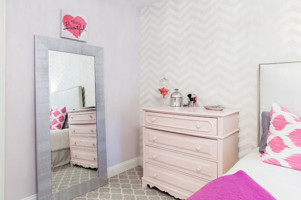 Cette photo montre une chambre grise et rose moderne de taille moyenne avec un mur gris et un sol multicolore.
