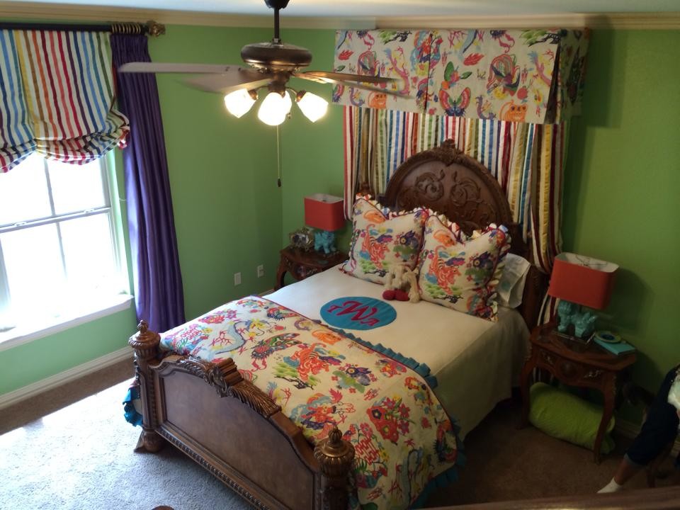 Inspiration för ett stort orientaliskt sovloft, med gröna väggar och heltäckningsmatta
