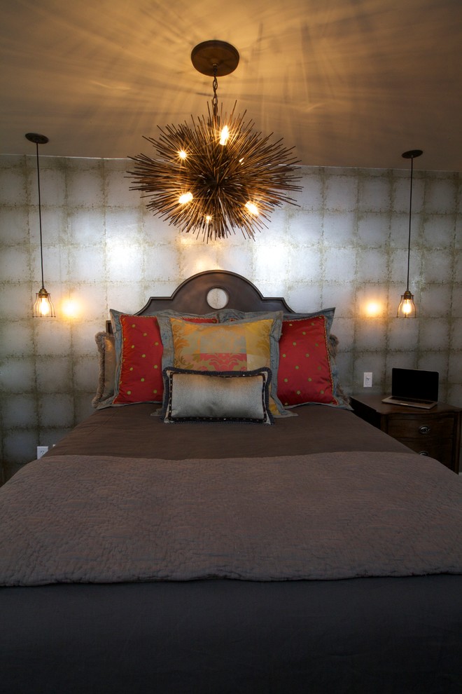 На фото: спальня среднего размера в стиле лофт с серыми стенами и паркетным полом среднего тона