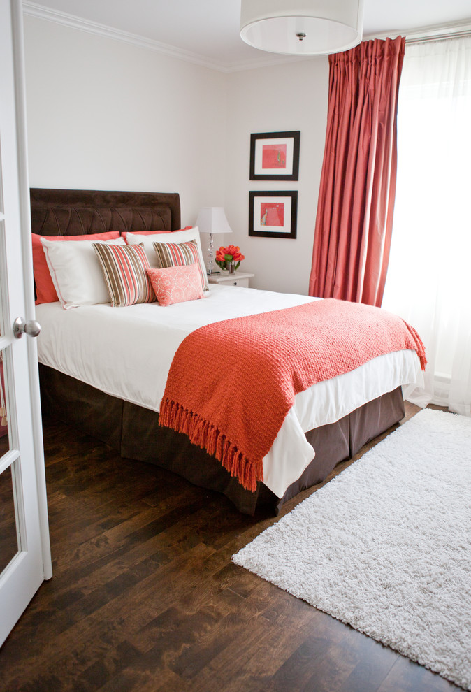 Klassisches Schlafzimmer mit weißer Wandfarbe und braunem Boden in Montreal