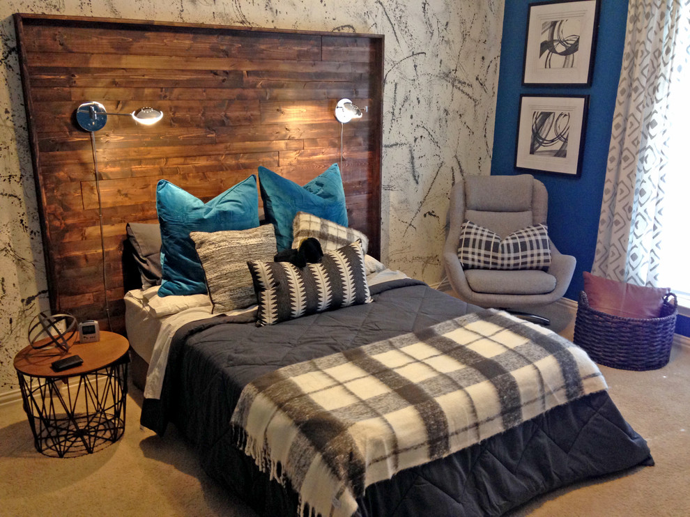 На фото: маленькая спальня в современном стиле с синими стенами, ковровым покрытием и бежевым полом для на участке и в саду с