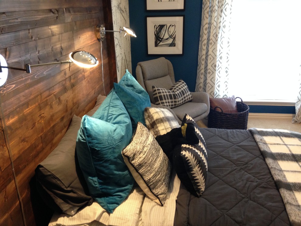 ダラスにある小さなコンテンポラリースタイルのおしゃれな寝室 (青い壁、カーペット敷き、ベージュの床)