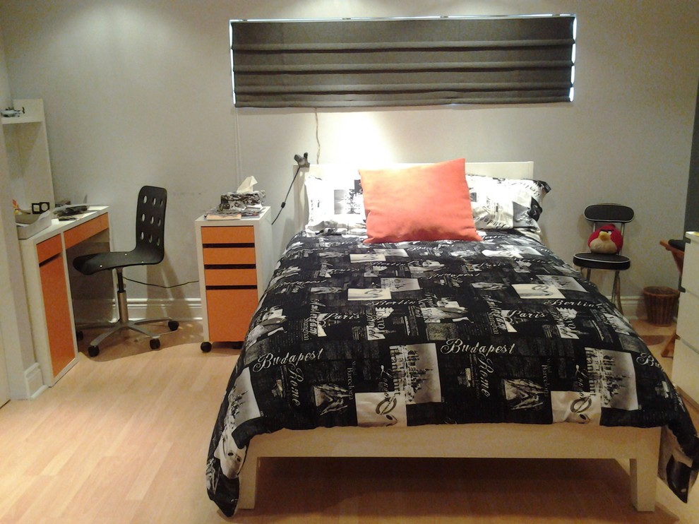 Idee per una camera da letto design di medie dimensioni con pareti grigie e parquet chiaro