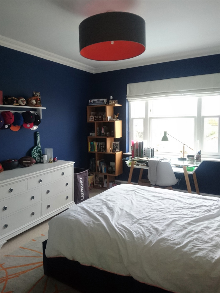Immagine di una camera degli ospiti minimal di medie dimensioni con pareti blu e moquette