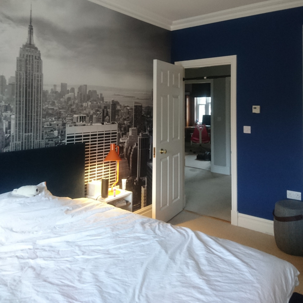 Idee per una camera da letto minimal di medie dimensioni con pareti blu, moquette e pavimento beige