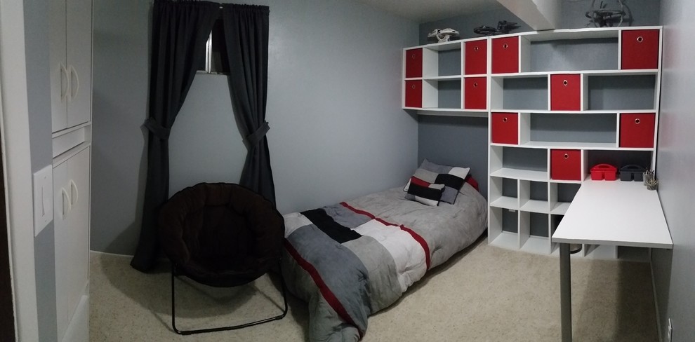Kleines Modernes Schlafzimmer ohne Kamin mit grauer Wandfarbe und Teppichboden in Oklahoma City