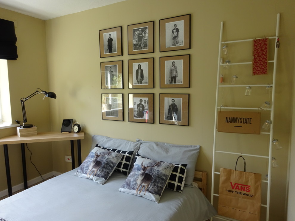 На фото: большая хозяйская спальня в скандинавском стиле с бежевыми стенами, ковровым покрытием и бежевым полом с