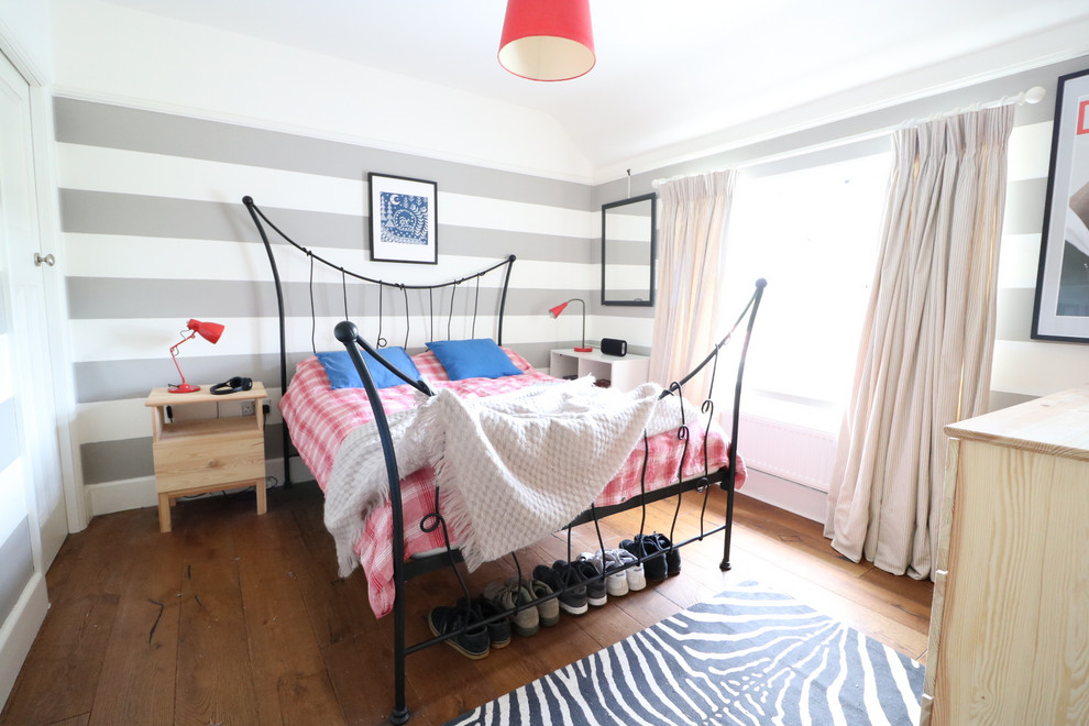 Immagine di una camera da letto scandinava di medie dimensioni con pareti grigie e pavimento marrone