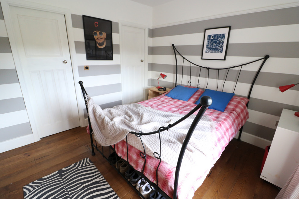 Idee per una camera da letto scandinava di medie dimensioni con pareti grigie e pavimento marrone