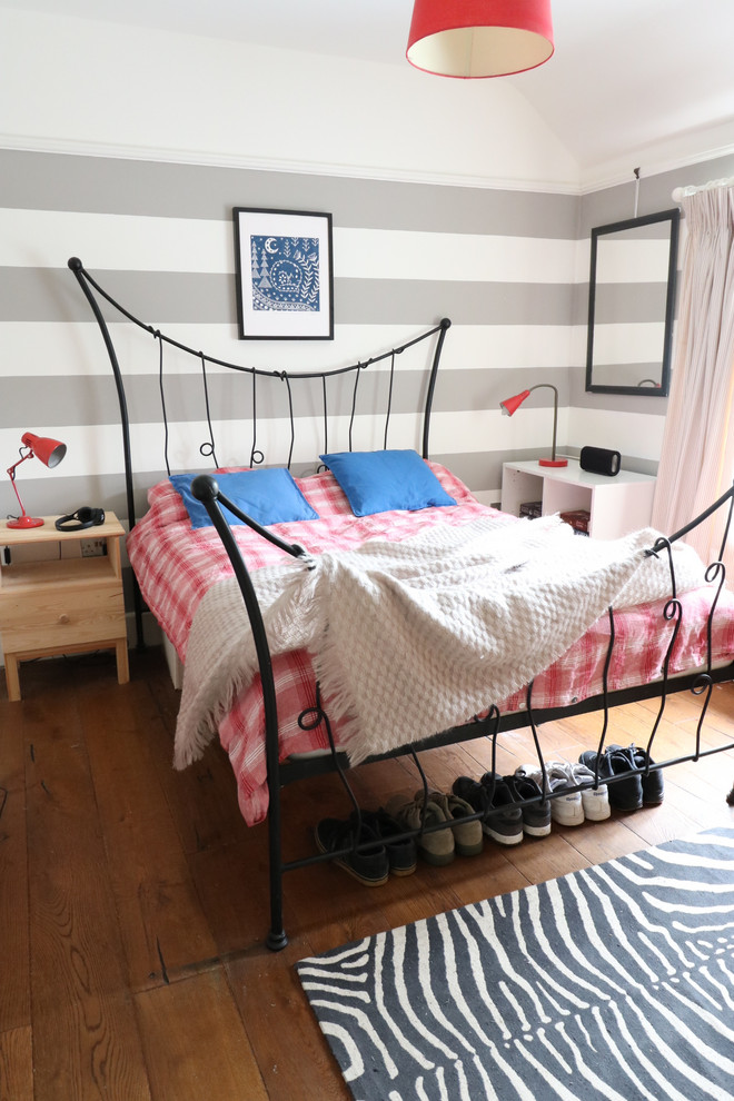 Inspiration för ett mellanstort nordiskt sovrum, med grå väggar och brunt golv