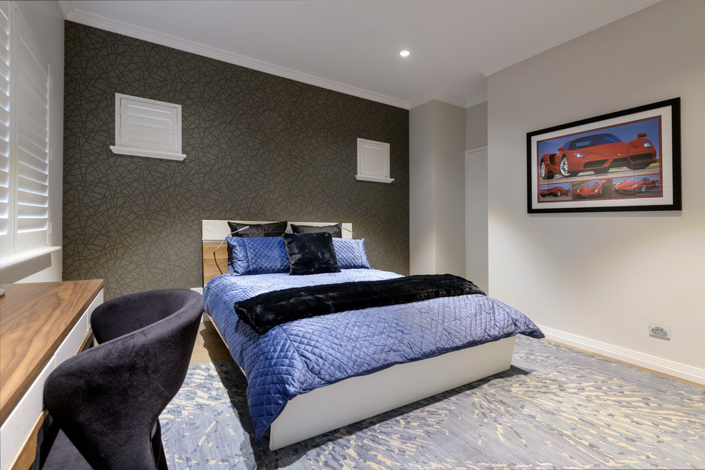 Свежая идея для дизайна: гостевая спальня среднего размера, (комната для гостей) в современном стиле с серыми стенами, паркетным полом среднего тона и коричневым полом без камина - отличное фото интерьера