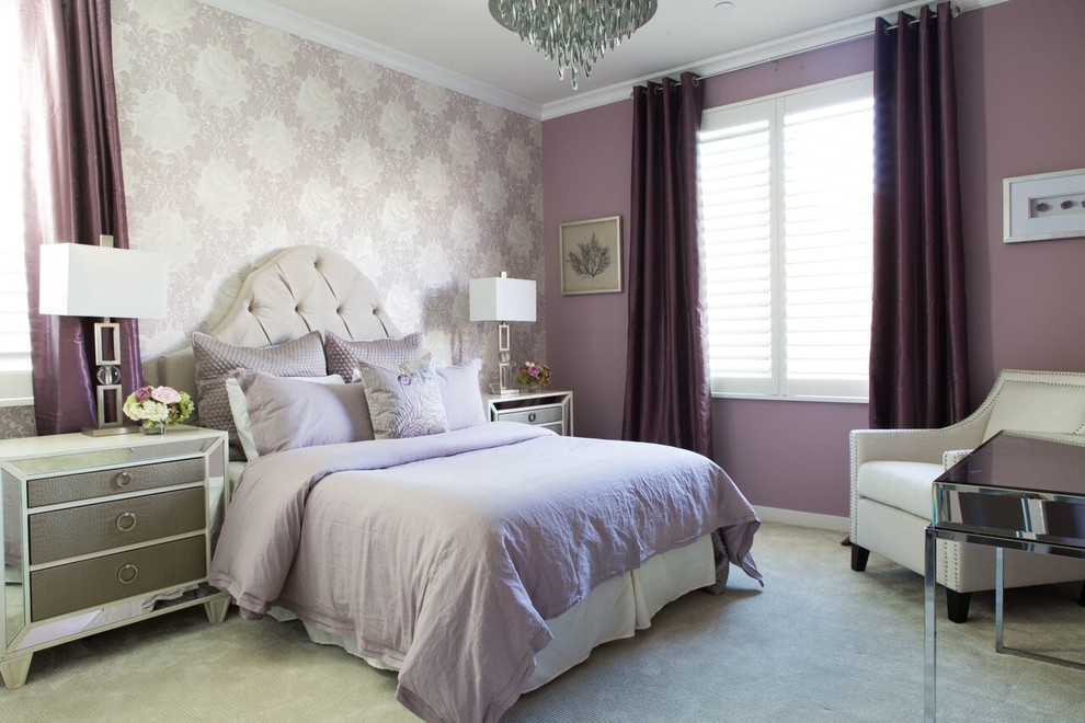 Bild på ett vintage sovrum, med lila väggar och heltäckningsmatta