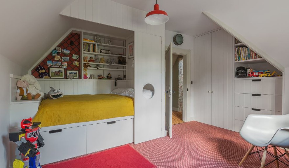 Imagen de dormitorio principal contemporáneo de tamaño medio con paredes blancas, moqueta y suelo rojo
