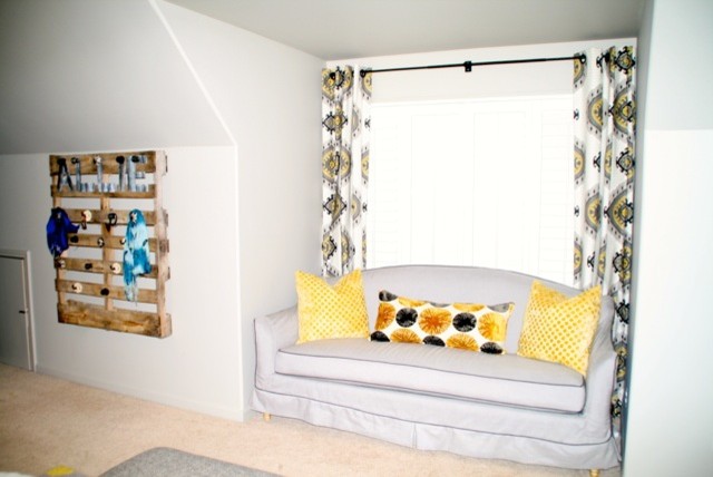 На фото: спальня в стиле рустика с серыми стенами