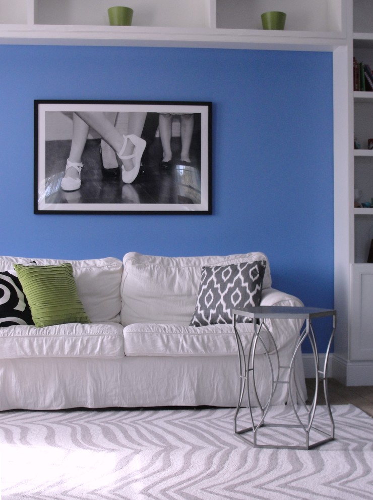 Idées déco pour une chambre avec moquette classique avec un mur bleu.