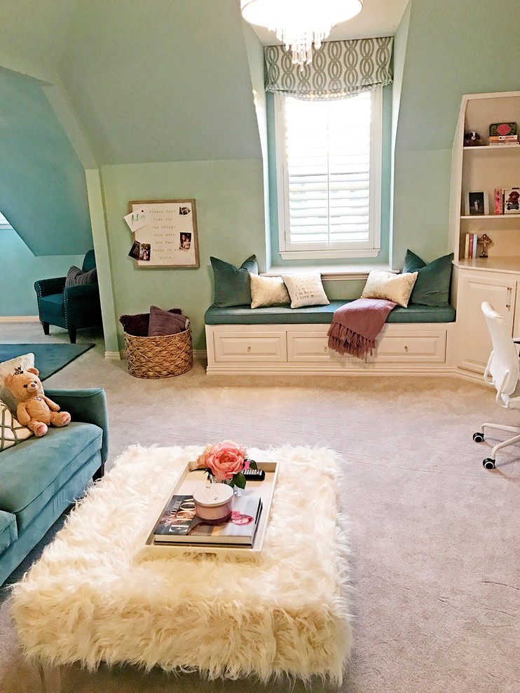 Foto de dormitorio principal contemporáneo grande con paredes azules, moqueta y suelo gris