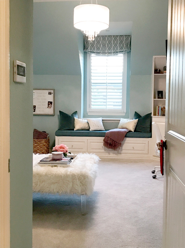 Modelo de dormitorio principal actual grande con paredes azules, moqueta y suelo gris