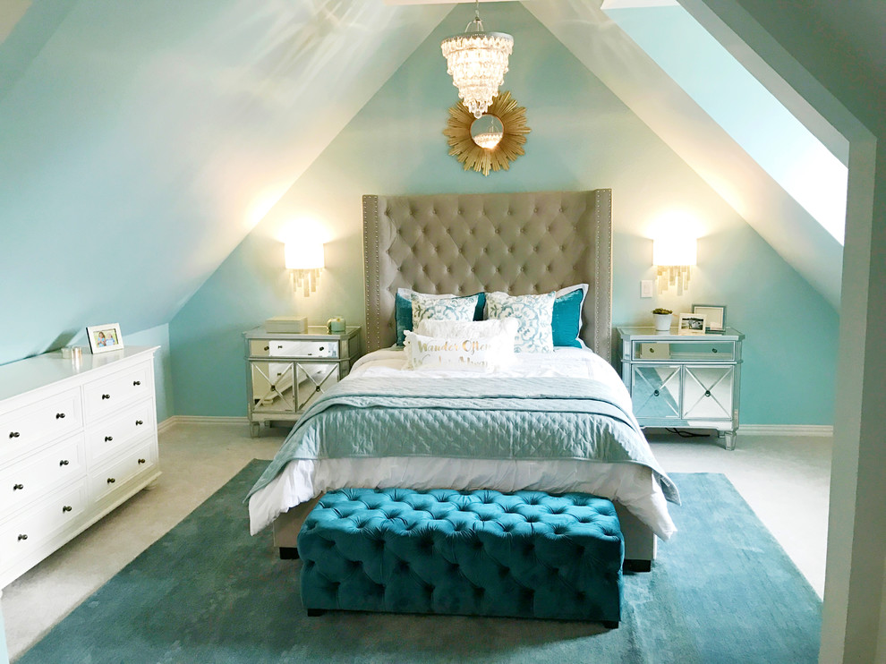 На фото: большая хозяйская спальня в современном стиле с синими стенами, ковровым покрытием и серым полом с