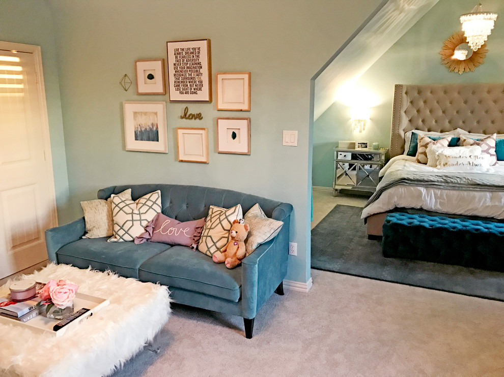 Foto de dormitorio principal actual grande con paredes azules, moqueta y suelo gris