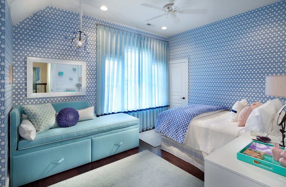 Modern inredning av ett sovrum, med blå väggar och mörkt trägolv