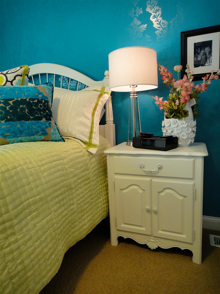 Inspiration pour une chambre avec moquette minimaliste de taille moyenne avec un mur bleu.
