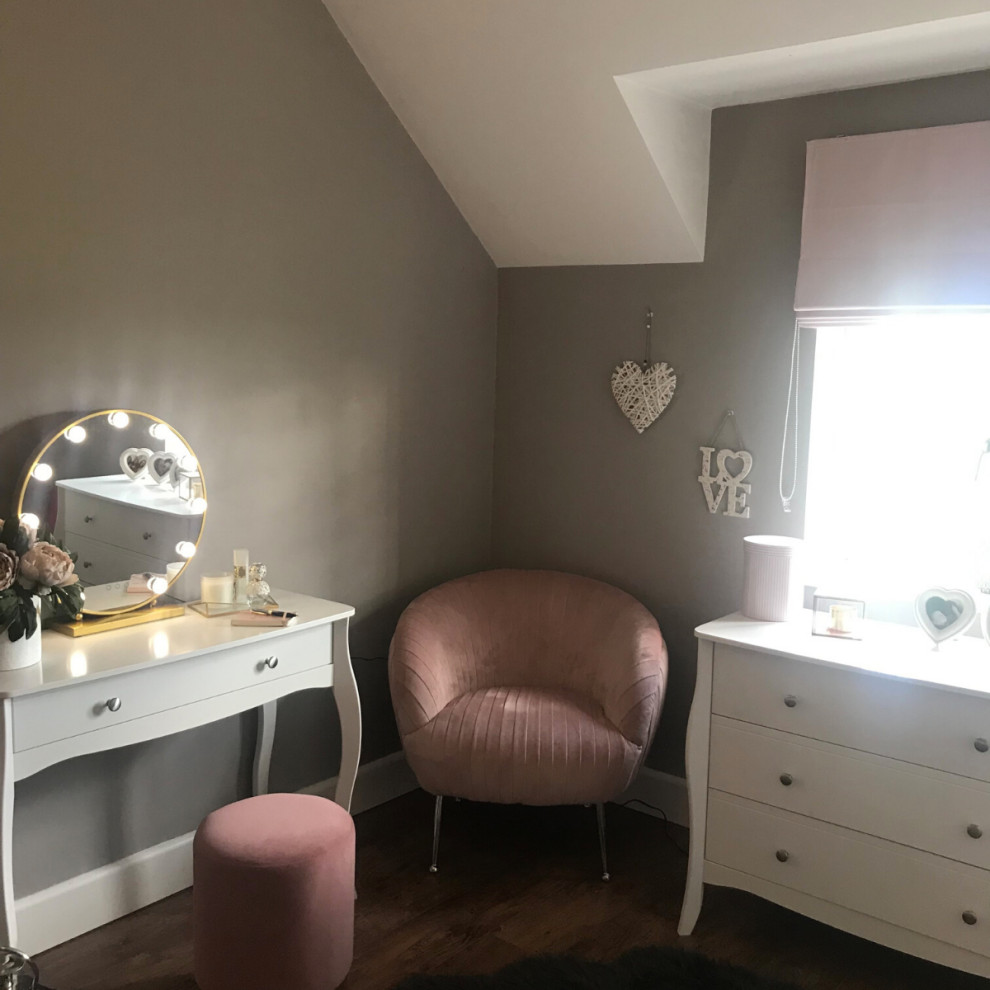 Country Schlafzimmer mit grauer Wandfarbe, Laminat und braunem Boden in Sonstige