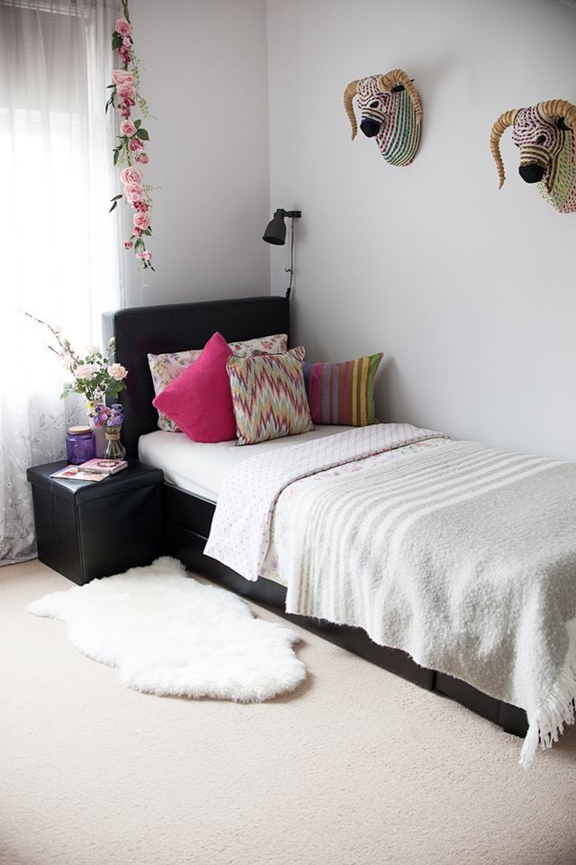 ケントにある中くらいなモダンスタイルのおしゃれな主寝室 (グレーの壁、カーペット敷き、ベージュの床、グレーとクリーム色)