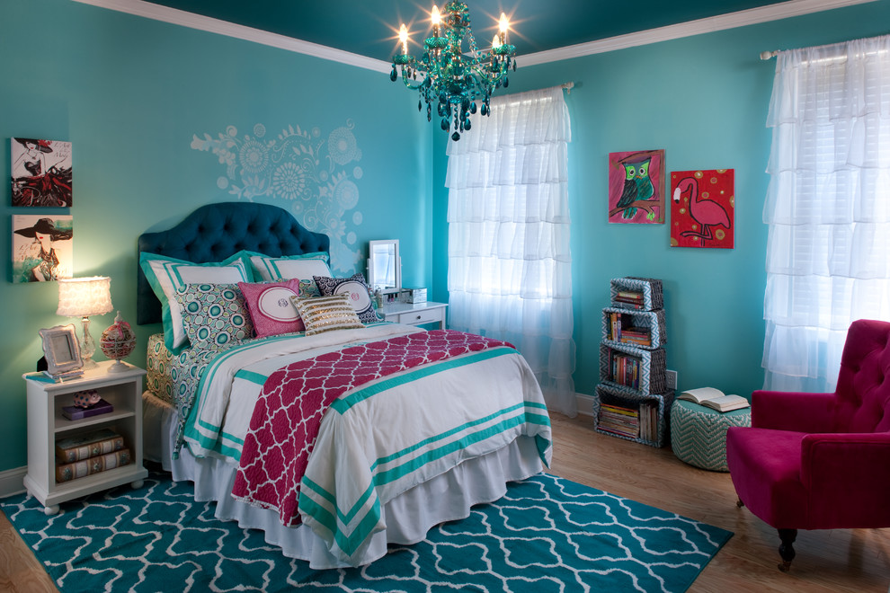 Diseño de habitación de invitados contemporánea de tamaño medio con paredes azules, suelo de madera clara y suelo beige