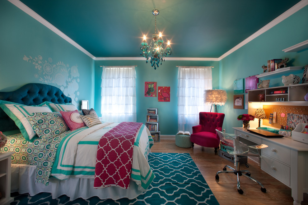 Immagine di una camera degli ospiti design di medie dimensioni con pareti blu, parquet chiaro e pavimento beige