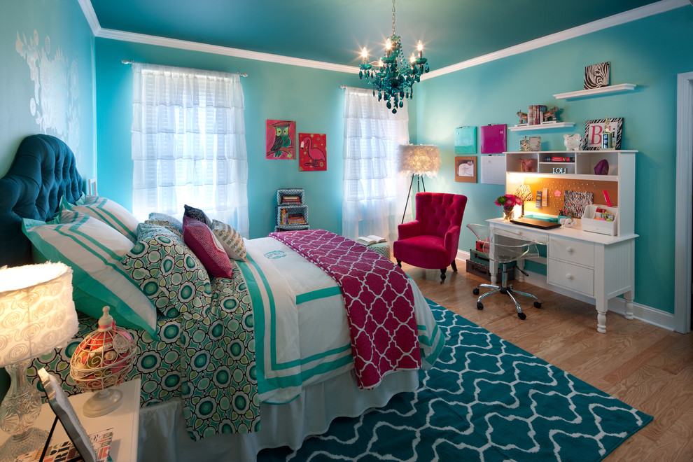 Diseño de habitación de invitados contemporánea de tamaño medio con paredes azules, suelo de madera clara y suelo beige