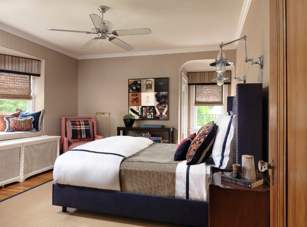 Imagen de habitación de invitados tradicional de tamaño medio con paredes beige y suelo de madera clara