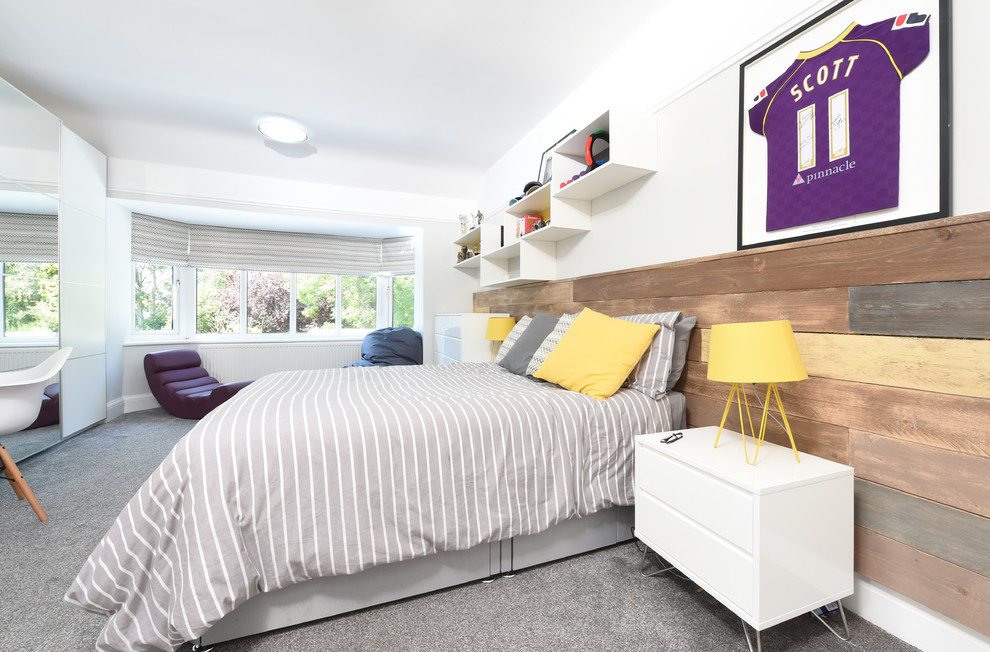 Идея дизайна: спальня среднего размера в современном стиле с ковровым покрытием и серым полом