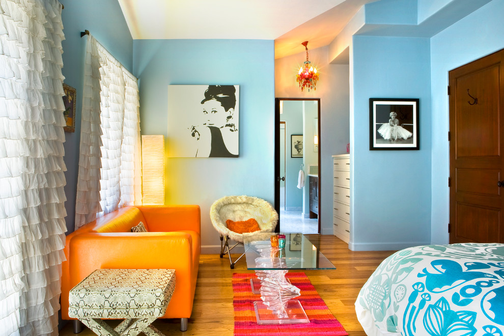Пример оригинального дизайна: большая гостевая спальня (комната для гостей) в стиле модернизм с синими стенами и паркетным полом среднего тона