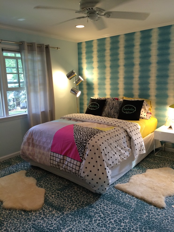 Mittelgroßes Eklektisches Gästezimmer ohne Kamin mit blauer Wandfarbe, Teppichboden und blauem Boden in New York