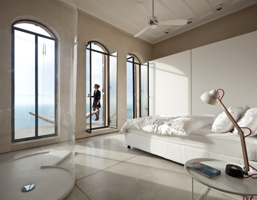 Идея дизайна: спальня в стиле модернизм с белыми стенами без камина