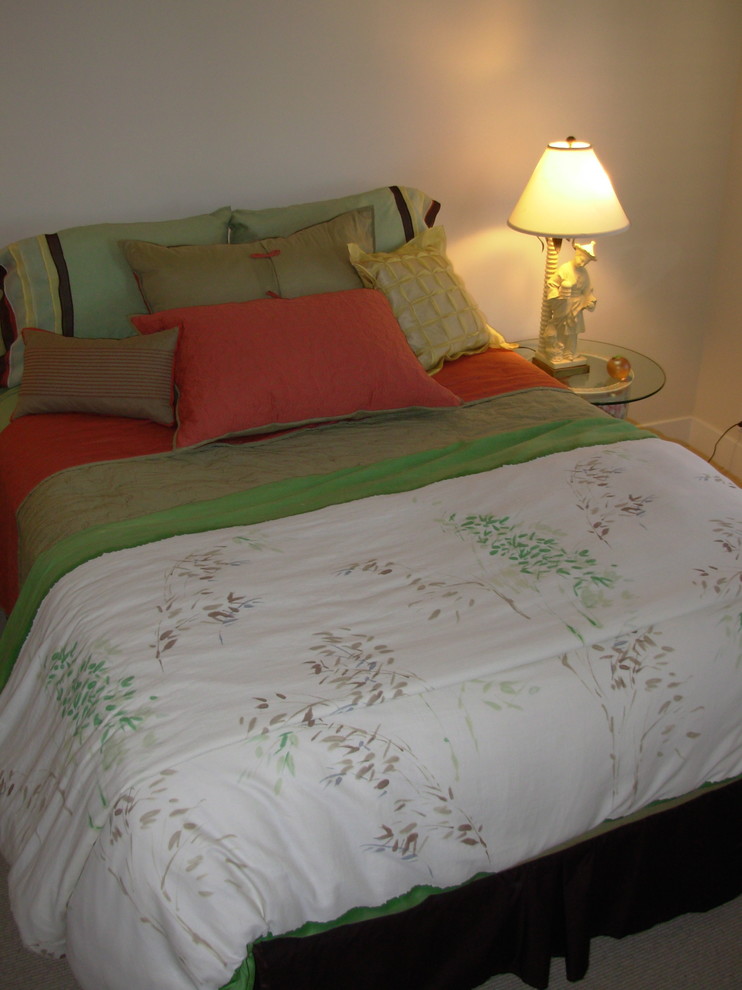 Стильный дизайн: маленькая гостевая спальня (комната для гостей) в восточном стиле с белыми стенами, ковровым покрытием и бежевым полом без камина для на участке и в саду - последний тренд