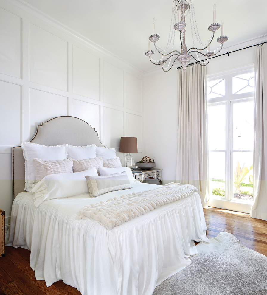 ナッシュビルにあるトランジショナルスタイルのおしゃれな寝室 (白い壁、無垢フローリング) のレイアウト