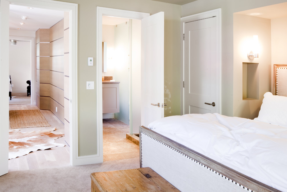 Modelo de dormitorio contemporáneo con paredes verdes
