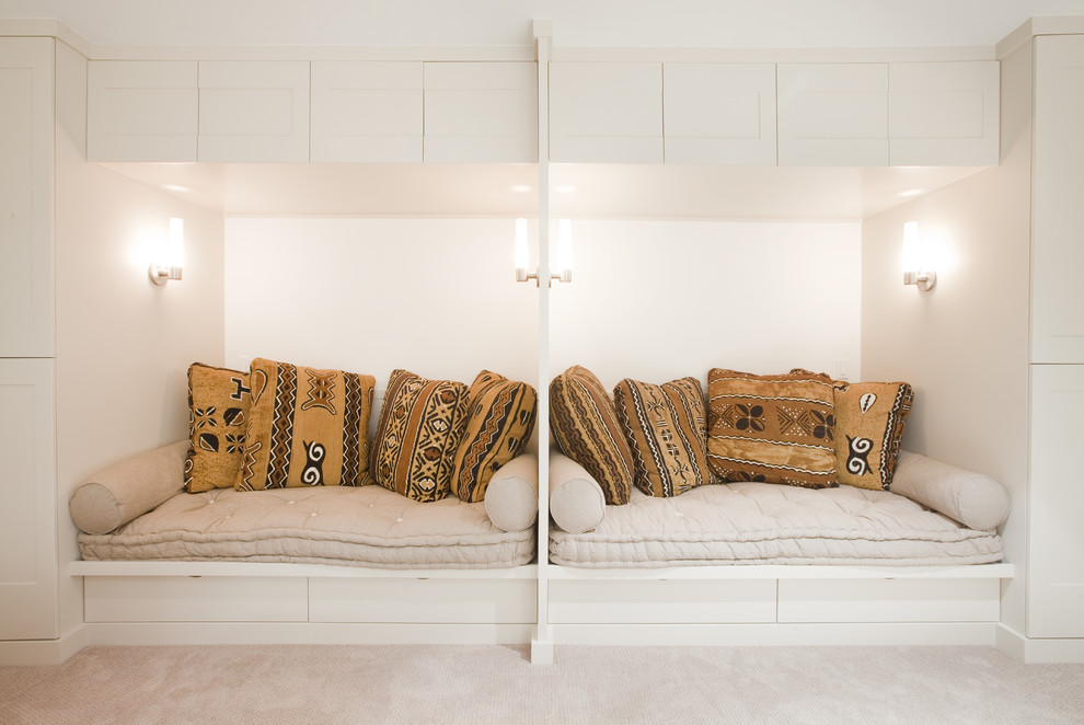Ejemplo de dormitorio actual con paredes beige y moqueta